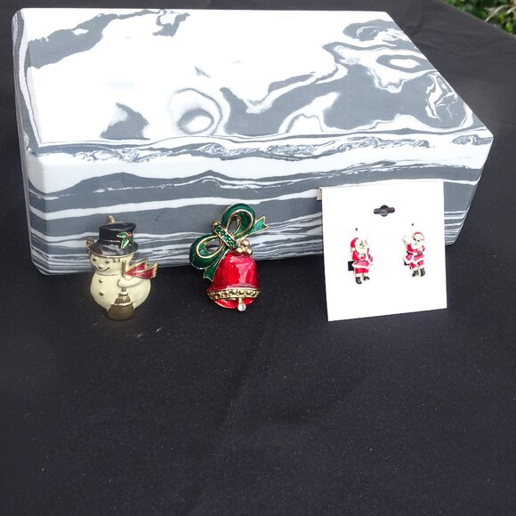 Assortment of Christmas Jewelry - Picture 4 of 6